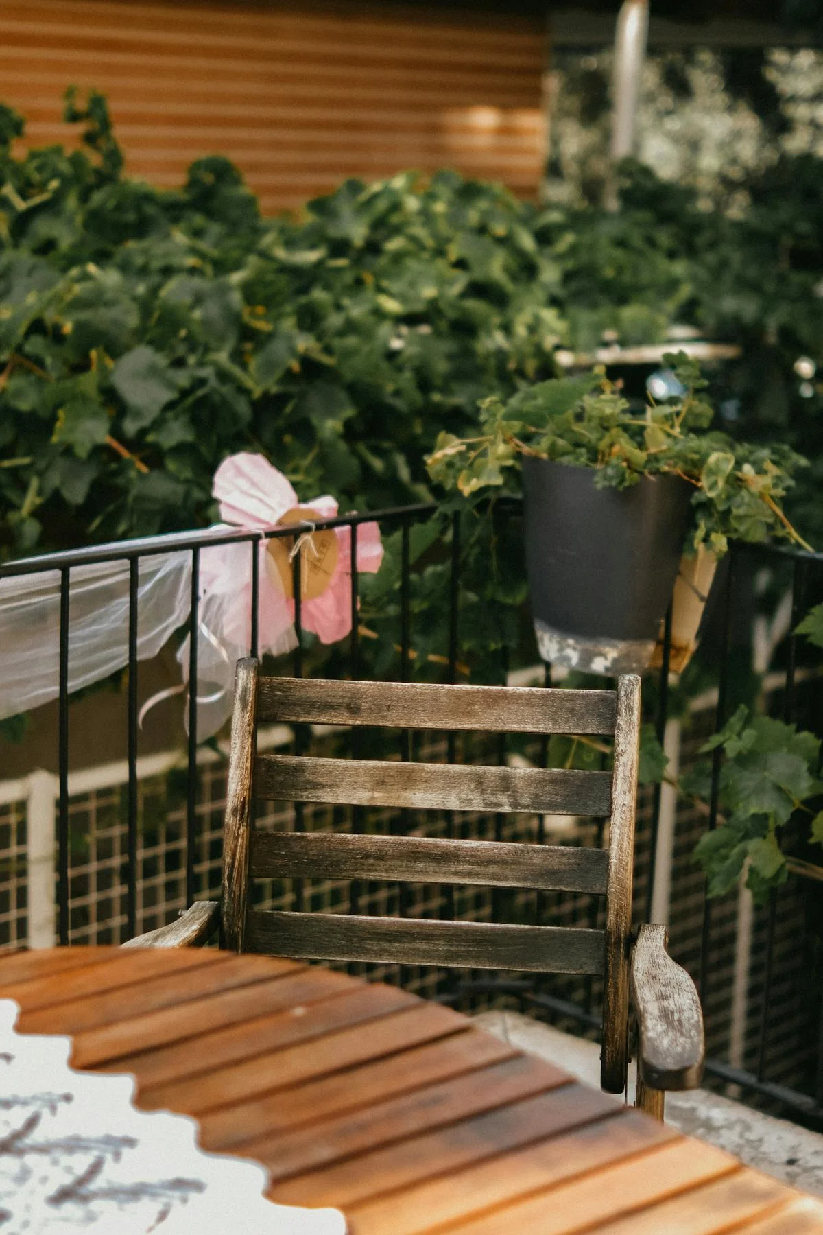 Gemütliche Terrasse mit rustikalen Holzmöbeln
